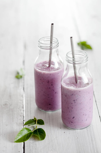 Healthy smoothie with banana and blueberries - Foto, afbeelding