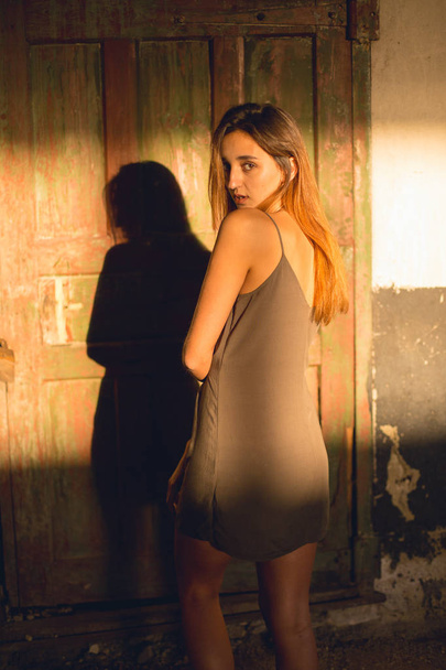 Dívka ve světle šaty na ramínka, dívka sexy grunge smyslně - Fotografie, Obrázek