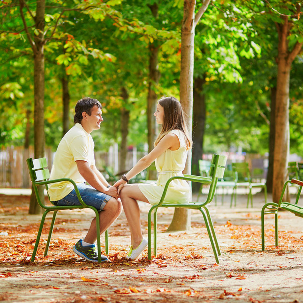 Romantic dating couple of tourist in Paris in the Tuileries garden - Φωτογραφία, εικόνα