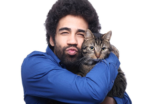 Happy afro-american man holding a cat - 写真・画像