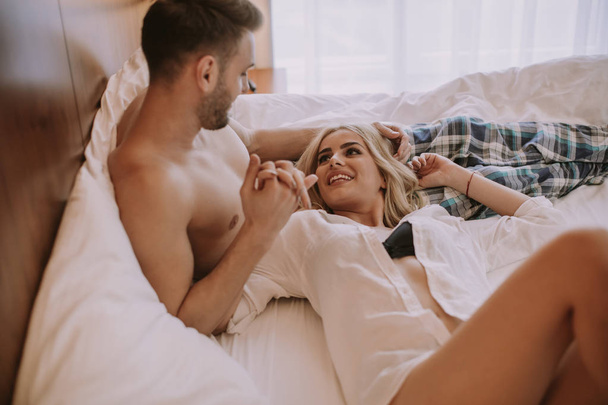 Couple aimant sur le lit dans la chambre
 - Photo, image