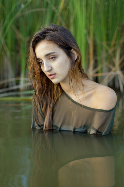 portrait d'été d'une nageuse, portrait émotionnel d'une fille dans l'eau
 - Photo, image