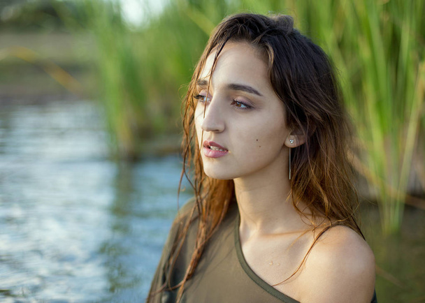 letní portrét dívky plavání, emotivní portrét dívky ve vodě - Fotografie, Obrázek