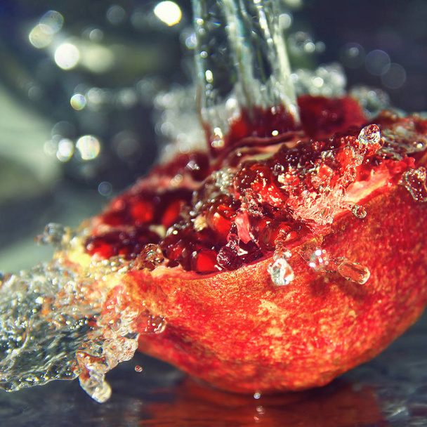 granaattiomena ja vesi lähikuva
  - Valokuva, kuva