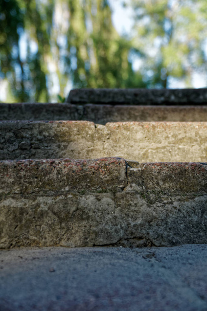 Кирпичная гранж Каменная лестница с листочками, разряженным фоном
 - Фото, изображение