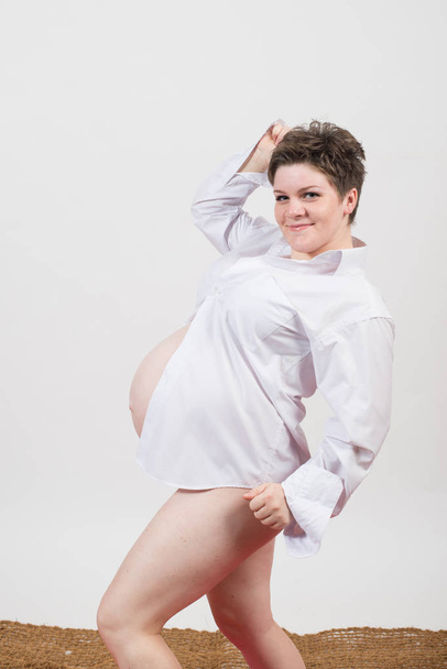 Portrait of a young beautiful pregnant girl - Zdjęcie, obraz