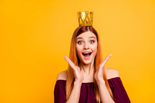 Lady with the surprised face and crown on her head opened her mo - Foto, imagen