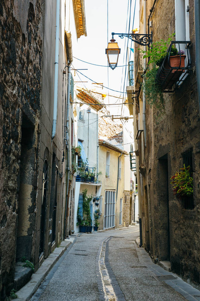 Narrow streets of the ancient town of Agde, southern France. - Foto, Bild