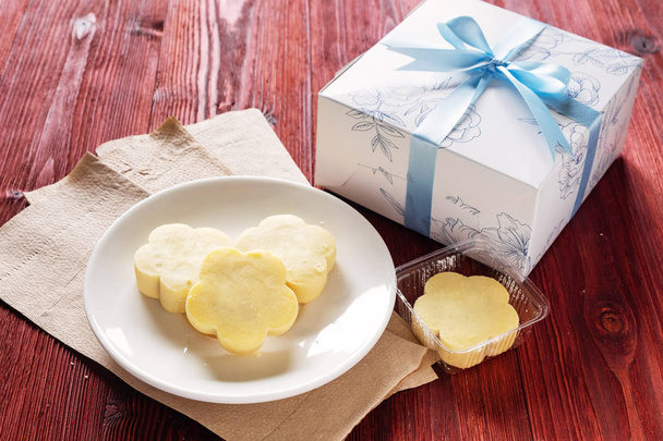 Ananas-Frischkäse-Torte-Geschenk-Set auf dem Holztisch. - Foto, Bild