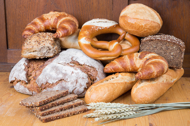 Különböző típusú kenyér és sütőipari termékek - Fotó, kép
