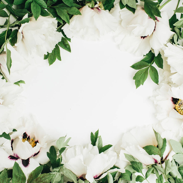 Corona marco de flores de peonía blanca ramo sobre fondo blanco. Piso laico, vista superior maqueta hasta
. - Foto, Imagen