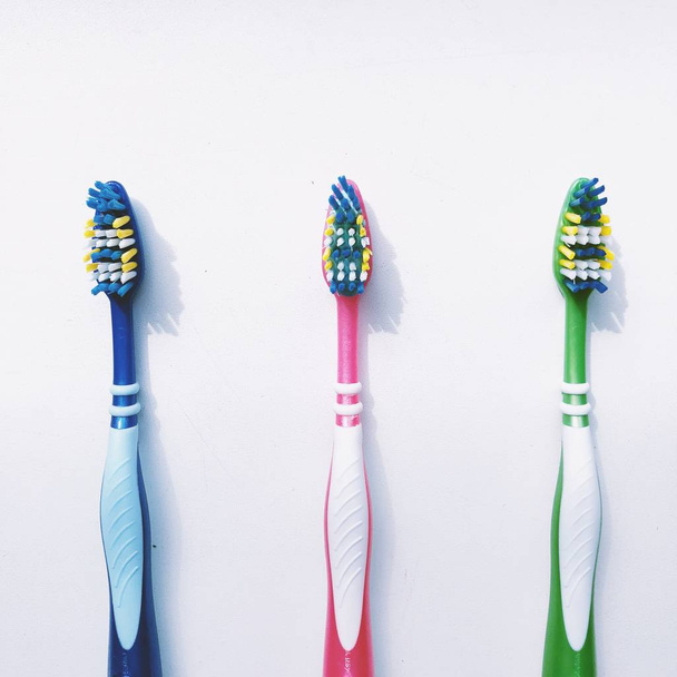 Brosses à dents, dentifrice et rinçage sur fond blanc. Concept dentaire et de santé
.  - Photo, image