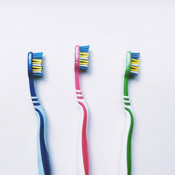 Tandenborstels, tandpasta en spoel ingesteld op witte achtergrond. Tandheelkundige en gezondheidszorg concept.  - Foto, afbeelding