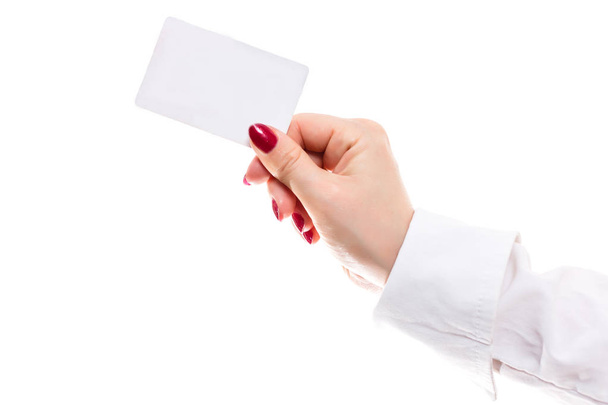 Mão da mulher segurando cartão de crédito de plástico em branco isolado no fundo branco, close-up, recorte, vista lateral
 - Foto, Imagem