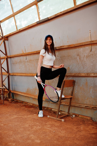 Young sporty girl player with tennis racket on tennis court. - Foto, imagen