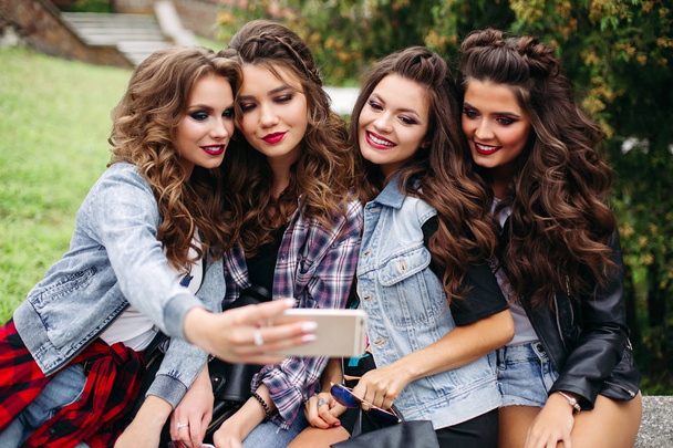 Senhoras na moda com penteado tomando selfie ao ar livre
. - Foto, Imagem