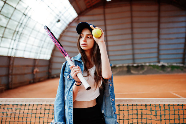 Young sporty girl player with tennis racket on tennis court. - Fotografie, Obrázek