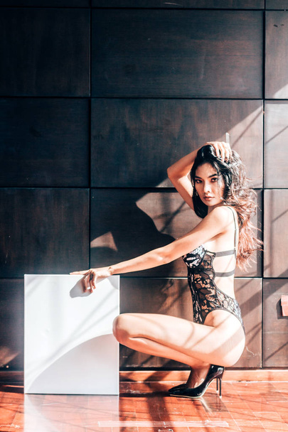 Muotokuva malli seksikäs naiset musta rintaliivit poseeraa ja osoittaa tyhjä valkoinen tyhjä aluksella kopioi tilaa tekstiä tai mainosta.Mainonta kaunis nainen alasti brunette
 - Valokuva, kuva