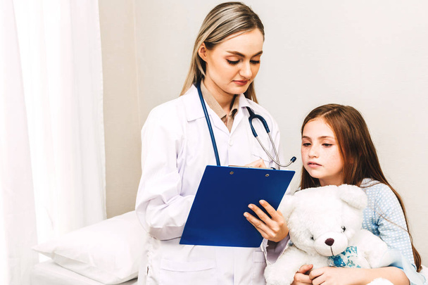 Orvos, tanácsadás és ellenőriz információk a kislány a kórházban. Egy kis lány, sick.healthcare és orvostudomány - Fotó, kép