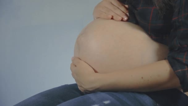 zwanger vrouw strelen haar buik. - Video
