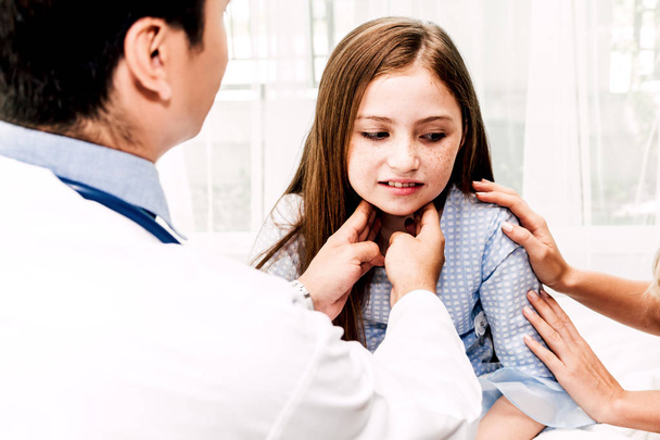 Ο γιατρός τον έλεγχο και την εξέταση Αυχεναλγία με μικρό παιδί κορίτσι στην hospital.healthcare και την ιατρική - Φωτογραφία, εικόνα