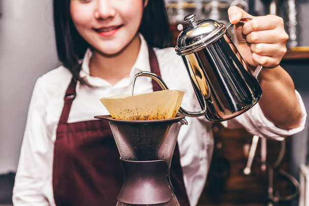 Женщины-бариста делают капельный кофе в кафе
 - Фото, изображение