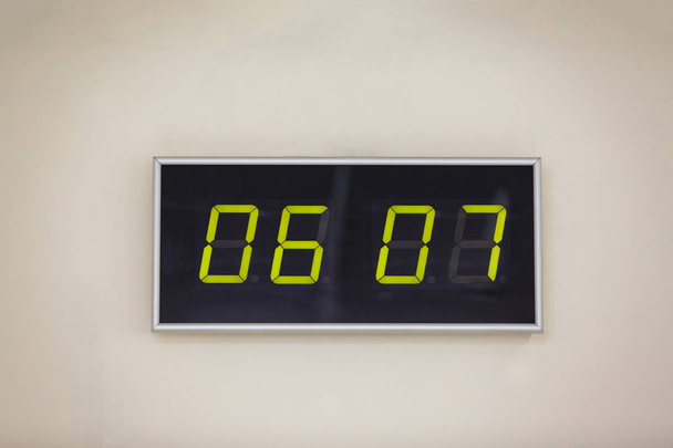 Relógio digital preto em um fundo branco mostrando o tempo Dia Mundial do Beijo
 - Foto, Imagem