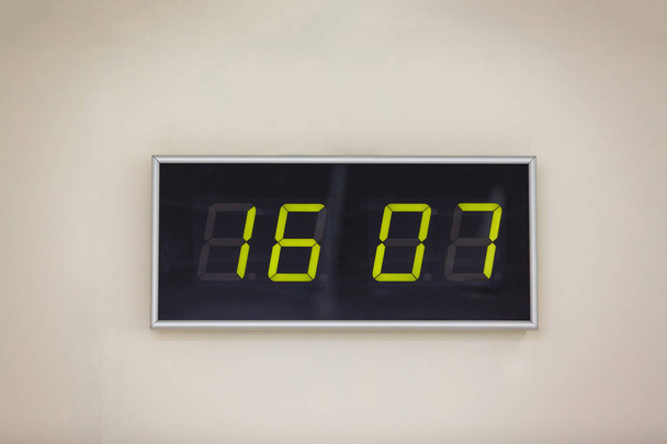 Černý Digitální hodiny na bílém pozadí, ukazující čas účetní den - Fotografie, Obrázek
