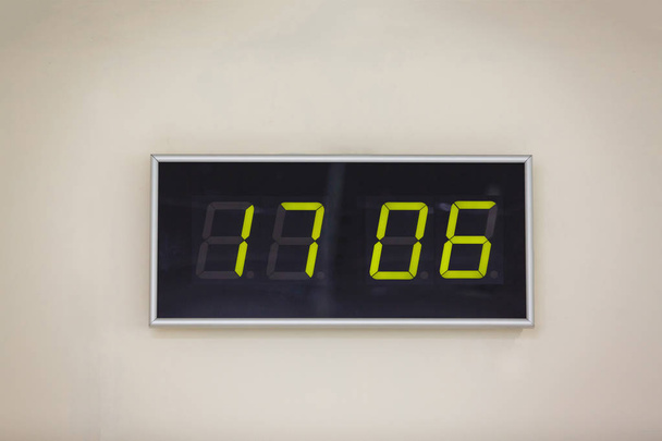Zwarte digitale klok op een witte achtergrond weergegeven: tijd vaderdag - Foto, afbeelding