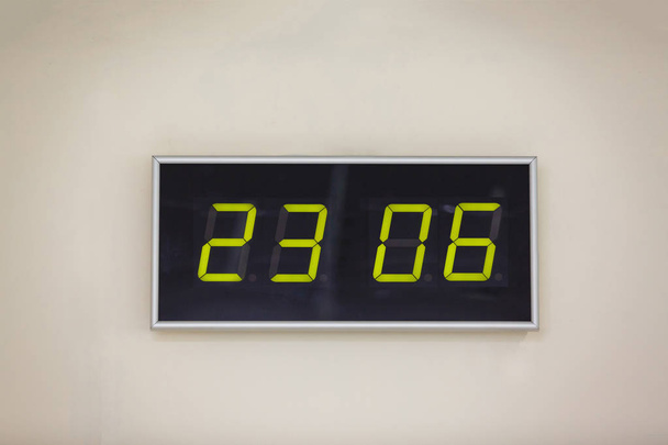 Relógio digital preto em um fundo branco mostrando o tempo Dia Olímpico Internacional
 - Foto, Imagem
