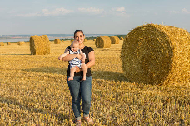 Мати з дитиною в пшениці
 - Фото, зображення