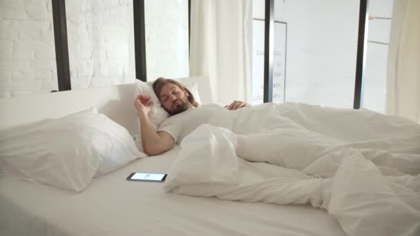 Wake Up. Man Sleeping In Bed With Phone Alarm - Filmagem, Vídeo