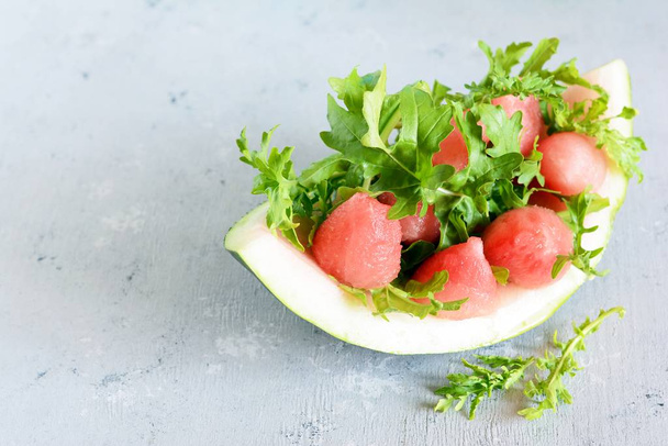 Frisse sappige watermeloen rucola salade met mint met sojasaus en citroensap. zomer schotel, gezonde voeding, kopie ruimte - Foto, afbeelding