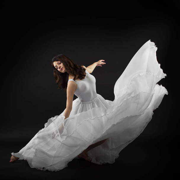 Young girl dancing ballet in studio. Dress, plastica - Foto, afbeelding