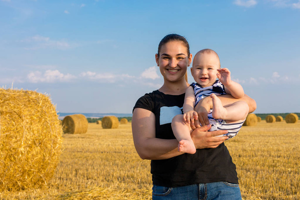 Mãe com criança no trigo
 - Foto, Imagem