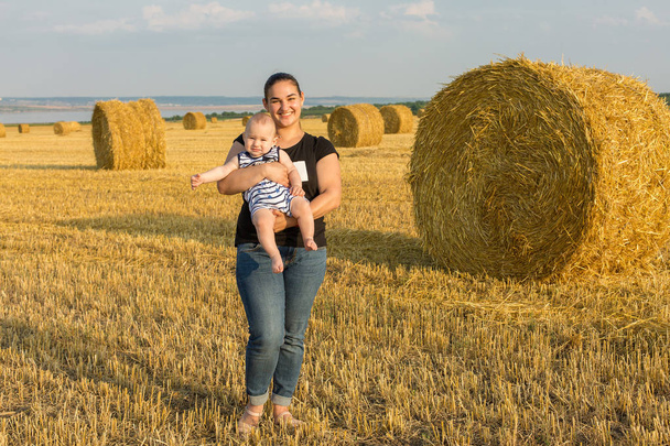 Mutter mit Kind im Weizen - Foto, Bild