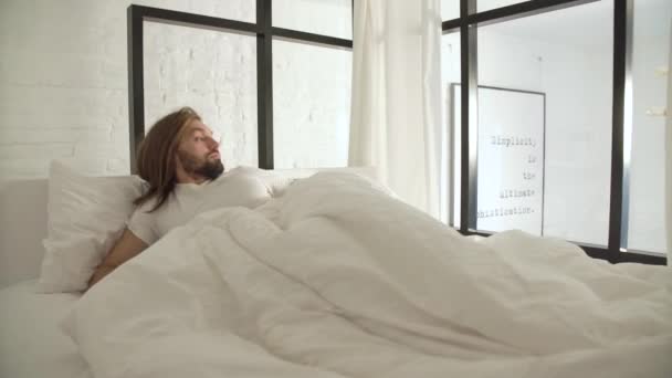 Man Sleeping, Waking Up In Morning In Bed With White Linens - Metraje, vídeo