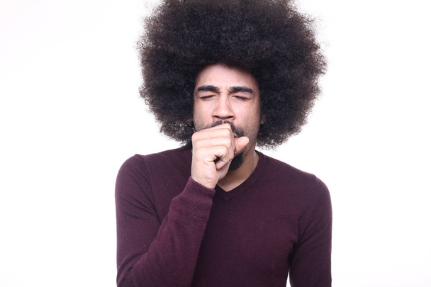 Afro-amerikai ember ásít, fehér háttér - Fotó, kép