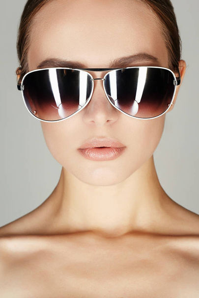 beautiful young woman in sunglasses. fashionable girl close up portrait - Foto, Bild