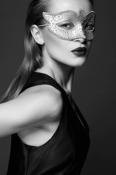マスクに美しい若い女性。美少女カーニバル マスクと革のドレス。仮面舞踏会 - 写真・画像