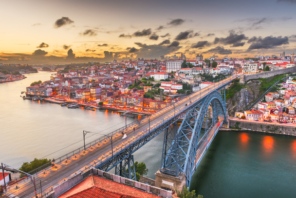 ドン ルイス 1 世橋とドウロ川、ポルトガルのポルトのスカイライン. - 写真・画像
