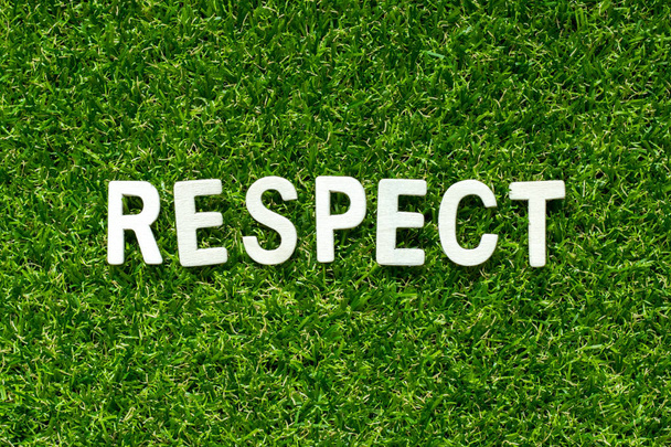 Alfabeto de madera en el respeto de la palabra en el fondo de césped verde artificial
 - Foto, imagen