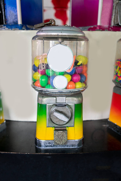 Дозатор іграшок (постачальник машин), повний гумових кульок. Підтримує ігровий автомат яєць з різнокольоровими яйцями
 - Фото, зображення