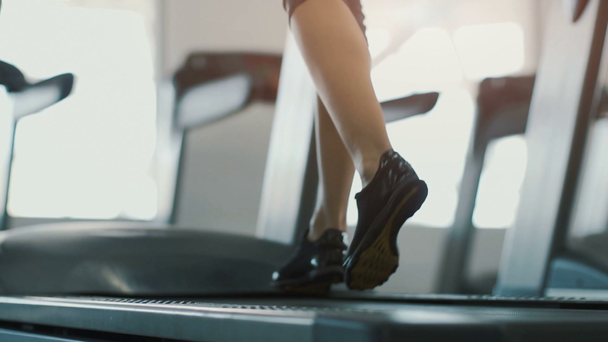 Fit girl running in gym - Felvétel, videó