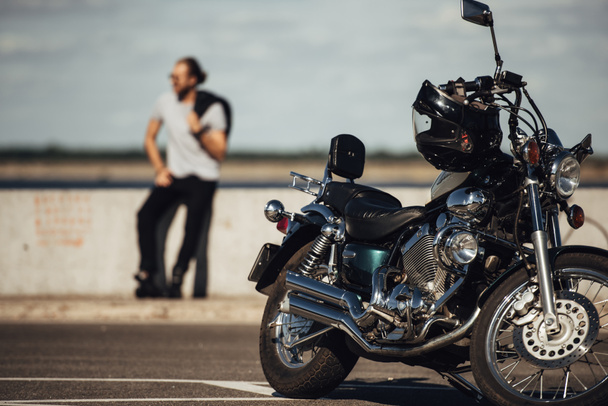 szelektív összpontosít chopper motorkerékpár és a motoros háttér - Fotó, kép