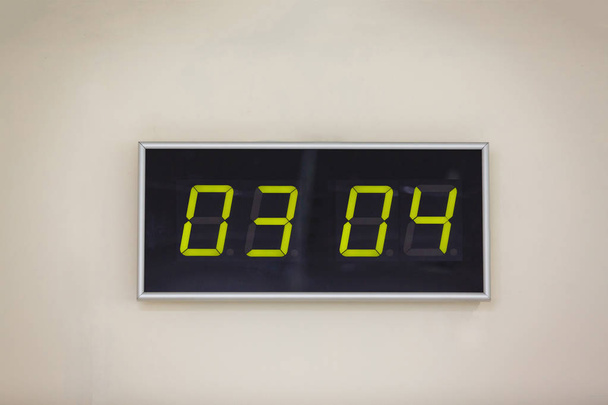 Zwarte digitale klok op een witte achtergrond weergegeven: Werelddag van de partij - Foto, afbeelding