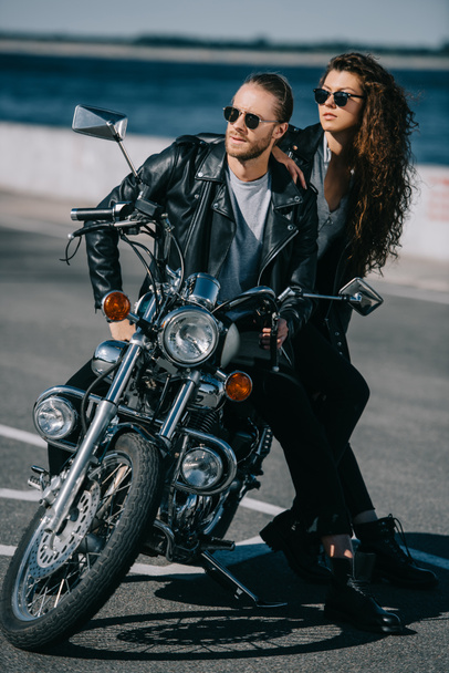 pár fekete bőr kabát ül a klasszikus motorkerékpár motorosok - Fotó, kép