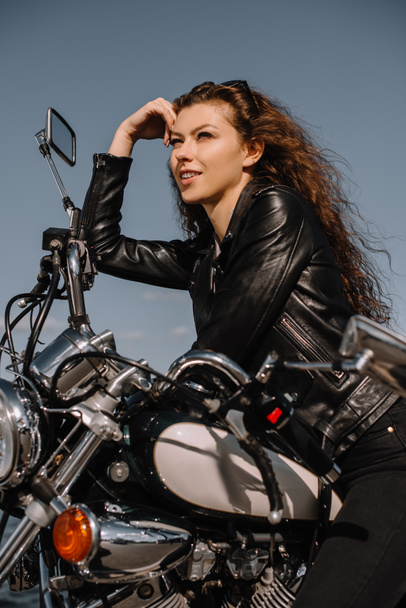 atraente feminino motociclista sentado no vintage clássico moto
 - Foto, Imagem