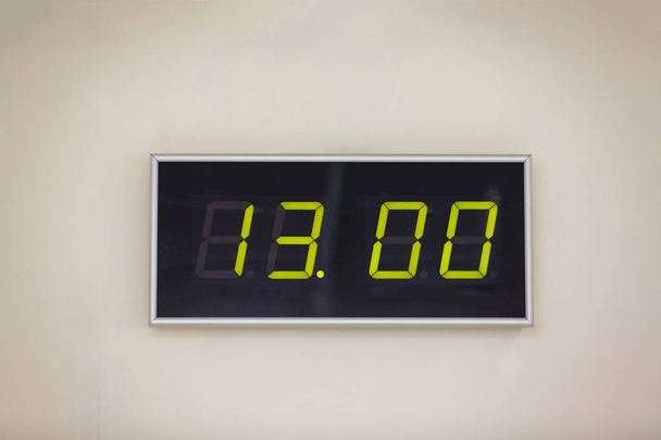 Relógio digital preto na parede branca mostrando o tempo
  - Foto, Imagem