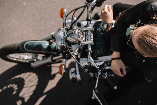 felülnézete motoros ül vintage klasszikus motorkerékpár - Fotó, kép